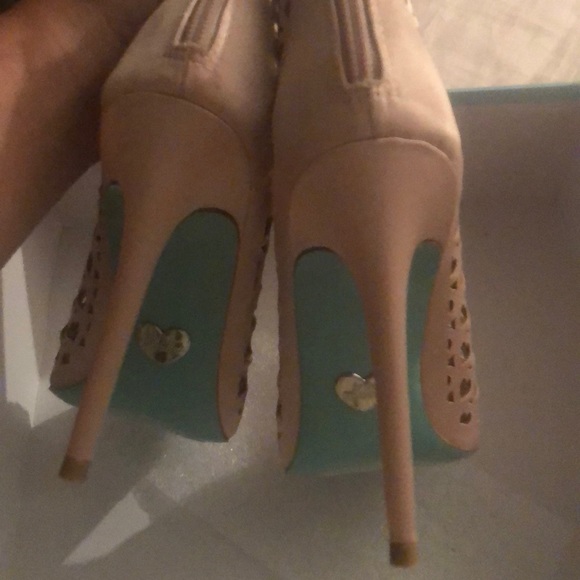 Betsey Johnson peep nude hearts satin 8 - Picture 8 of 8